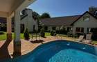 7 Bed House with En Suite in Ridgeways - 2