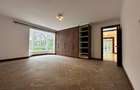 5 Bed House with En Suite in Rosslyn - 13