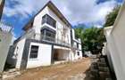 6 Bed House with En Suite at Lavington - 2