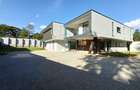 5 Bed House with En Suite in Nyari - 1