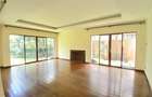 5 Bed Townhouse with En Suite at Lavington - 7