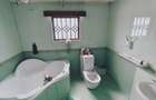 6 Bed House with En Suite in Lavington - 14