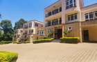 5 Bed Villa with En Suite at Lavington - 1