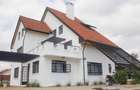 5 Bed House with En Suite at Garden Estate - 1