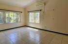 4 Bed House with En Suite at Hr93 - 13