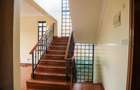 4 Bed Villa with En Suite in Redhill - 31