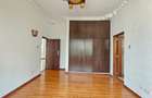 5 Bed House with En Suite in Nyari - 11