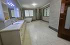 5 Bed Townhouse with En Suite in Gigiri - 14