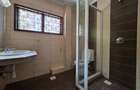 5 Bed House with En Suite at Second Parklands - 17
