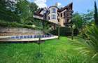 10 Bed House with En Suite in Nyari - 2