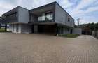 6 Bed House with En Suite in Nyari - 1