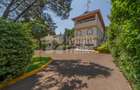 10 Bed House with Garden at Rosslyn Lone Tree - 11