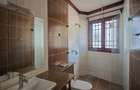 4 Bed House with En Suite in Hill View - 17