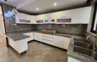 5 Bed Townhouse with En Suite at Lavington - 7