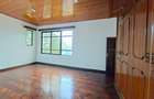 5 Bed House with En Suite at Close To Un - 11