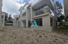 6 Bed Townhouse with En Suite in Lavington - 1