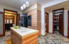 5 Bed Townhouse with En Suite in Lavington - 6