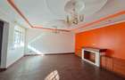 5 Bed House with En Suite at Close To Un - 5