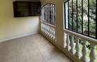4 Bed House with En Suite in Lavington - 2