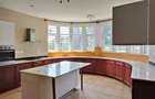 5 Bed House with En Suite in Rosslyn - 2