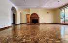 5 Bed House with En Suite in Mountain View - 2