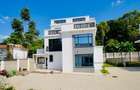 5 Bed Villa with En Suite in Lavington - 1