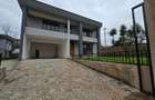 4 Bed House with En Suite in Ridgeways - 2