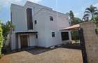 5 Bed Townhouse with En Suite at Lavington Green - 1