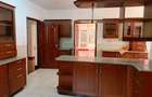 5 Bed House with En Suite in Rosslyn - 8