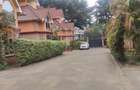 5 Bed House with En Suite in Lavington - 1