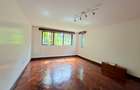 5 Bed House with En Suite at Close To Un - 8