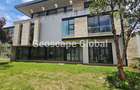 5 Bed Townhouse with En Suite in Brookside - 1