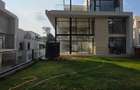 6 Bed Townhouse with En Suite in Lavington - 2