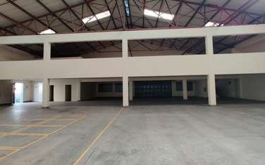 35,000 ft² Warehouse with Parking in Industrial Area
