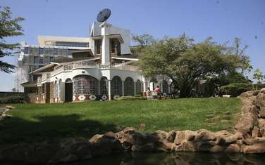 1,000 ft² Commercial Property with Service Charge Included at Lavington
