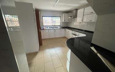 5 Bed Townhouse with En Suite in Parklands