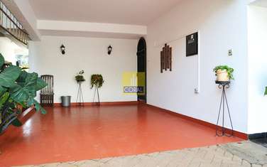 5 Bed Villa with Swimming Pool in Riverside