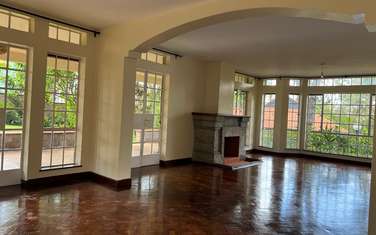 5 Bed Villa with En Suite in Rosslyn