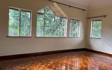 5 Bed Villa with En Suite in Rosslyn