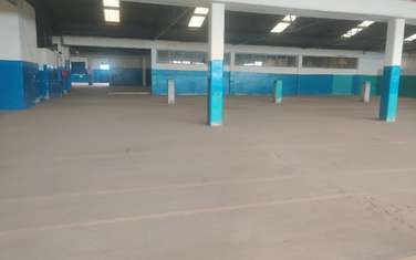 30,000 ft² Warehouse with Parking in Industrial Area