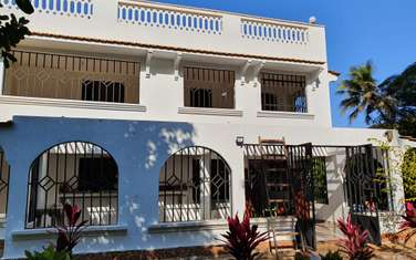 5 Bed Villa with En Suite at Galu