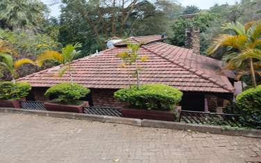 4 Bed House with Swimming Pool at Lakeview