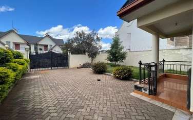 4 Bed Townhouse with Garage in Kamakis
