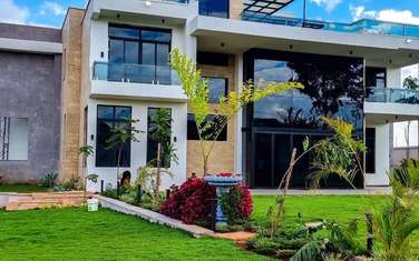 5 Bed House with En Suite in Runda