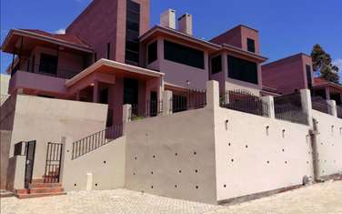 4 bedroom townhouse for sale in Banana