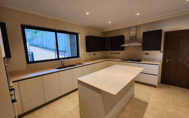5 Bed Townhouse with En Suite in Kitisuru