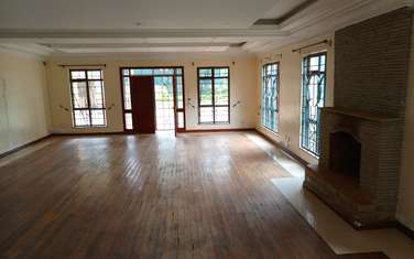 5 Bed Villa with En Suite in Spring Valley