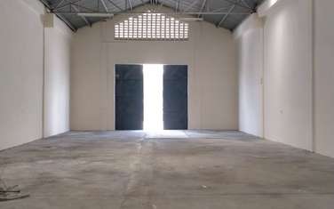 5,500 ft² Warehouse with Service Charge Included at North Airport Road