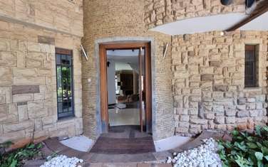 5 Bed House with En Suite in Lake View