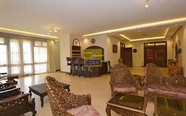 4 Bed Apartment with Swimming Pool in Riverside